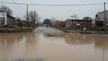 Por la lluvia se formaron grandes lagunas en los barrios de Roca. Foto gentileza
