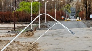 Video: los ríos ya aumentan de caudal en Neuquén y amenazan familias, caminos y puentes