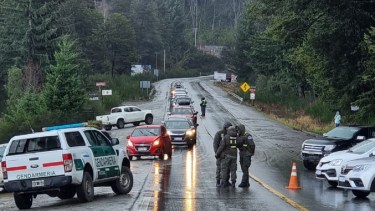 Los taxistas protestaron ayer sobre la Ruta 40 en Villa la Angostura. (Foto gentileza Fernando Fal de Cerro Bayo FM)