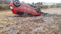 Imagen de Ruta 22: perdió el control por un socavón de agua y terminó volcando en Godoy