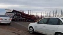 Imagen de Un camión quedó atascado por el barro en la Ruta 151, entre Cipolletti y Cinco Saltos