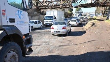 Los pozos generaron nuevos problemas en el tránsito. Foto: Florencia Salto.