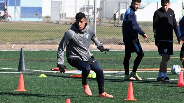 Apenas pisó suelo viedmense, Jamal Bhuyan inició los entrenamientos para la puesta a punto. Foto: Marcelo Ochoa