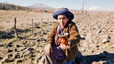 Margot tiene 91 años y su hija asegura que hace años intentan usurparle su chacra. Foto: Facebook. 