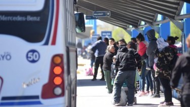 Usuarios del transporte público enfrentan la incertidumbre ante la quita de subsidios y la falta de respuestas a nivel nacional. Foto Archivo.