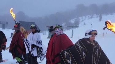 Podés disfrutar del espectáculo de la bajada de antorcha con la bajada del Cóndor.