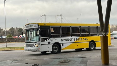 Padres de un colegio privado de Neuquén indignados por el colectivo contratado para un viaje de egresados