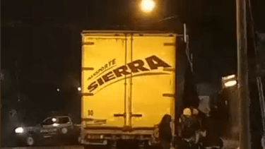 Un grupo de personas robó la mercadería de un camión que se encontraba estacionado en Bariloche. (Captura)