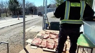 Decomisaron 90 kilos de carne bovina en un colectivo que se dirigía a Neuquén. Foto: Gentileza.  

 
