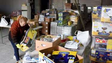 Rescate. En su centro logístico, el Banco Patagónico de Alimentos recibe y clasifica las donaciones para su entrega a comedores. Foto: Matías Subat.