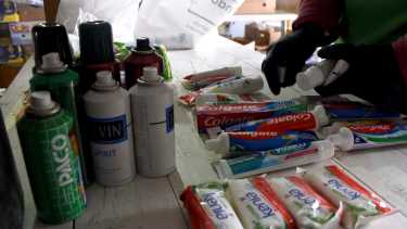 Rescate. En su centro logístico, el Banco Patagónico de Alimentos recibe y clasifica las donaciones para su entrega a comedores. Foto: Matías Subat.