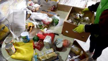 Rescate. En su centro logístico, el Banco Patagónico de Alimentos recibe y clasifica las donaciones para su entrega a comedores. Foto: Matías Subat.
