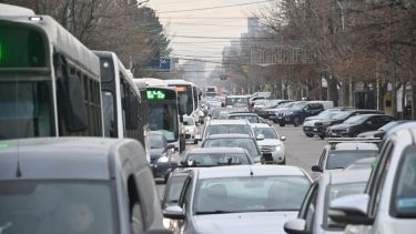 La fila de vehículos se prolongó hasta calle Menguelle de Cipolletti. Foto: Florencia Salto 
