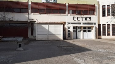 Video: Un pedazo de techo cayó sobre estudiantes de un colegio de Cipolletti