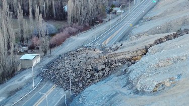 Polémica en Chos Malal, tras el desmoronamiento del cerro: "El intendente nos falló". Foto: Diario Río Negro - Marín Ortiz