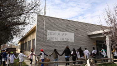 Abrazo simbólico a una escuela rural de Roca para reclamar problemas edilicios. Foto: Juan Thomes