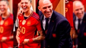 Video| Rubiales y Hermoso simularon casarse, tras el polémico beso: «Celebremos en Ibiza»