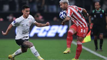 Corinthians venció por 1-0 a Estudiantes en Brasil.