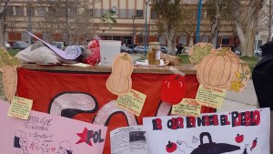 Con un “Feriazo” frente a la Municipalidad de Roca, desde el FOL mostraron la labor que realizan