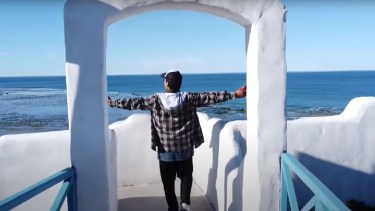 Hizo dedo de Colombia a Ushuaia y en su paso se maravilló con los paisajes de Neuquén y Río Negro. Captura: Video en Las Grutas
