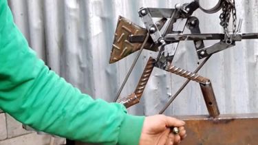 El artista de Villa La Angostura llego con su obra al guitarrista de los Guns N´ Roses. Foto: Captura video @ladrondechatarra