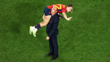 Figuras del fútbol repudiaron el comportamiento inapropiado de Luis Rubiales.