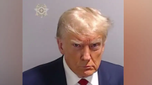 Imagen de Trump se entregó a la Justicia en Georgia y le sacaron la clásica foto de los detenidos