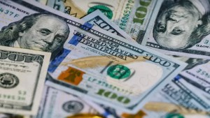 El Gobierno fijó más cepo para la compra de dólar MEP y CCL, pero bajó un impuesto del dólar Qatar