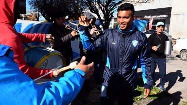 Bhuyan recibió el afecto de los hinchas en su llegada a Viedma. Foto: Marcelo Ochoa.