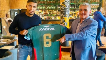 Jamal Bhuyan junto al presidente de Sol de Mayo Adán Valdebenito. Usará el mismo número que en la selección de Bangladesh. Foto Gentileza