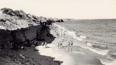 Tesoro. Una postal de la década del 60': la villa cobraba forma y adoptaba de a poco al turismo como actividad. Fotos: Archivo primeros pobladores de Las Grutas y San Antonio