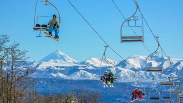 En una de las laderas del Chapelco se erige la Villa Las Pendientes, emprendimiento que quiere emular la concesión del cerro (Las Pendientes)