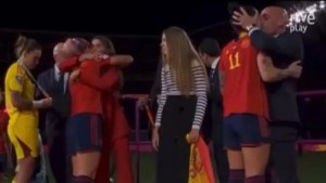 No es “un pico sin maldad”, es un beso sin consentimiento