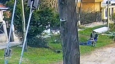 La filmación muestra el momento exacto en que sacan al hombre asesinado de una vivienda. 