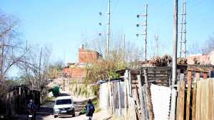 El municipio de Neuquén quiere reubicar una toma para continuar el paseo costero, pero los vecinos resisten
