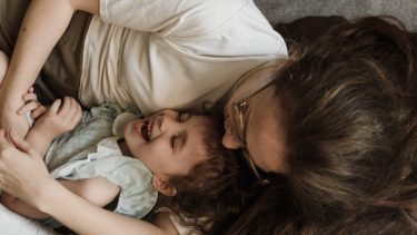 Cómo las cosquillas nos están ayudando a entender una dimensión clave de ser humanos: el juego y la risa