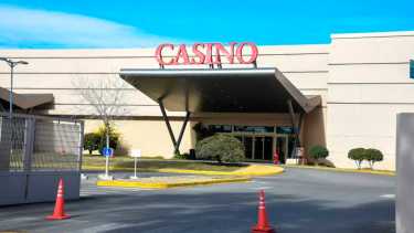 El casino de Roca anoche no había cerrado sus puertas en incumplimiento de la veda electoral. Foto Juan Thomes. 