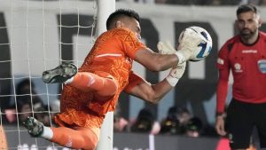 Sergio Romero fue el héroe en los penales frente a Racing: «Que la gente me putee no me gusta»