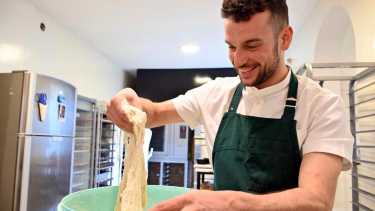 Viedma: por qué Fermín Suárez es el rey de los panes de masa madre