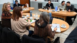 Hoy, reunión entre el Gobierno y gremios de Río Negro para analizar salarios y la suma fija