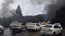 Imagen de Levantaron el corte de la Ruta 40 en Villa la Angostura: bloquearon por robo a un taxista