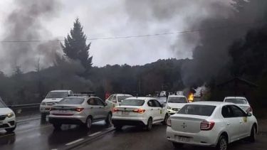 Los taxistas protestaron sobre la Ruta 40 en Villa la Angostura. (Foto gentileza Facebook RADIO KAM on line)