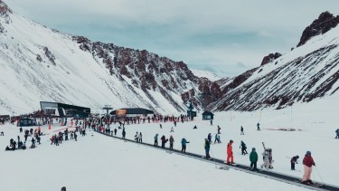 La Hoya esta situada a 13 kilómetros de Esquel, a 1.430 metros sobre el nivel del mar.