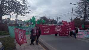 ATE Bariloche se manifiesta en la rotonda del Ñireco