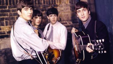 Los Beatles durante la sesión de fotos previa a la grabación de "She Loves You". (Foto: Facebook The Beatles Recording)