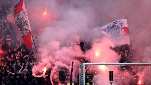 Ajax perdía 3 a 0 el clásico y los hinchas suspendieron el partido con bengalas