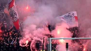 Los hinchas de Ajax tiraron bengalas a la cancha y el partido se suspendió.