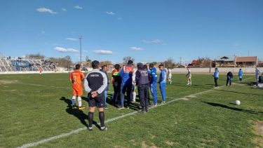 Tras los incidentes en la previa, el partido se paró varias veces pero pudo terminar. (Foto: Mayra Díaz)