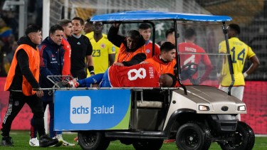 Arturo Vidal dejó el campo de juego con asistencia y se retiró del estadio en ambulancia. (AP Photo/Esteban Felix)