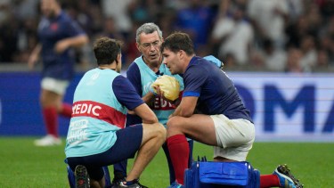 Antoine Dupont recibió un duro golpe en la cabeza en el histórico triunfo de Francia. (AP Photo/Daniel Cole)